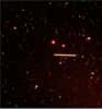 Des astéroïdes géocroiseurs frôlent régulièrement notre planète. Sur cette image prise le 29 septembre 2004, l'astéroïde Toutatis passe en trombe à 1,5 million de kilomètres. Son déplacement pendant la pose se traduit par un trait lumineux. Crédit Eso
