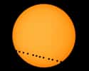 Montage photographique permettant de voir le passage de Vénus devant le Soleil le 8 juin 2004. © Agrupación Astronómica Deneb