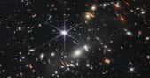 Sur ce « premier champ profond de Webb », apparaissent des objets compacts (vers le centre, en bas)&nbsp;que des astronomes viennent d’identifier comme les plus lointains amas globulaires jamais observés. © Nasa, ESA, CSA, STScl