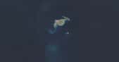 Cette image satellite montre un volcan Hunga Tonga-Hunga Ha'apai intact en avril 2015, des années avant qu’une éruption volcanique sous-marine explosive n’efface la majeure partie de l’île polynésienne en janvier 2022. © Observatoire de la Terre, NASA, Jesse Allen, données Landsat du US Geological Survey