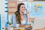 Lorsqu'il travaille pour une plateforme de réservation ou une agence en ligne, l'agent de voyage écoute les besoins clients, les conseille sur leur destination et leur envoie un devis de leurs vacances avec les prestations inclues. © WavebreakMediaMicro, Adobe Stock.
