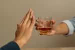 On estime à 16 millions le nombre de personnes souffrant d'un trouble lié à la consommation d'alcool aux États-Unis. © KMPZZZ, Adobe Stock