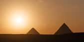 Pyramides du plateau de Gizeh. La pyramide de Khéops est la seule « merveille du monde » encore visible aujourd’hui. © romantiche, fotolia