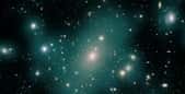 Une poignée de centaines de galaxies de formes et de tailles différentes sur un fond noir, des gouttes turquoise semi-opaques entourent et relient de nombreuses galaxies, retraçant la distribution des innombrables étoiles errantes qui composent la lumière intra-amas. La lueur fantomatique turquoise est principalement concentrée sous une forme irrégulière autour des galaxies au centre de l’image, mais certaines galaxies individuelles plus grandes sur les côtés ont leurs propres lueurs distinctes. © Données/Image astronomiques : M. Montes (Instituto de Astrofísica de Canarias) ; Valorisation artistique : J. Pinto (Observatoire Rubin)