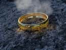L'anneau unique, au centre de la saga du Seigneur des anneaux, et que l'on devrait apercevoir durant la série Les Anneaux de pouvoir. © veraverunchik, Adobe Stock