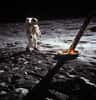 Autre image iconique du ce premier voyage à la surface de la Lune : ici, Buzz Aldrin qui prend la pause près d’un des pieds du module lunaire Eagle. Photo prise par Neil Armstrong. Des dizaines de traces de pas tout autour d’eux.© Nasa