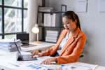 L'assistant comptable aide le comptable d'une entreprise dans la gestion financière de celle-ci en réalisant différentes tâches comme l'émission et la réception des factures ou encore l'élaboration du bilan comptable de l'entreprise. © Wasana, Adobe Stock.