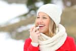 Prenez soin de vos lèvres en hiver et évitez d'appliquer un rouge à lèvres si elles sont gercées. © Antonioguillem, Adobe Stock