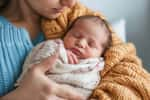 Le lanugo est ce fin duvet qui recouvre la peau du nouveau-né à sa naissance. © alisaaa, Adobe Stock