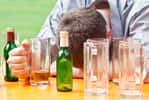 Le binge drinking est très répandu chez les adolescents et les jeunes adultes. © eyetronic, Adobe stock