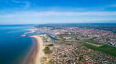 Calais est la ville la plus ensoleillée de France au printemps 2025. © altitudedrone, Adobe Stock