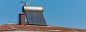 Encore utilisé pour réchauffer l'eau chaude sanitaire produite par un chauffe-eau solaire individuel (CESI), le phénomène du thermosiphon utilise la différence de gravité entre l'eau froide (plus lourde) et chaude (plus légère).  © A_D_Andreev, Adobe Stock