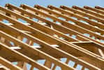 Les chevrons servent pour la pose de la toiture et lors de l'isolation d'une maison par la charpente. © N3d-Artphoto.Com, Adobe Stock