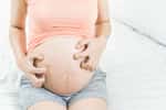 La cholestase gravidique se traduit par des démangeaisons. © Ann Patchanan, Adobe stock