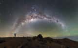 C'est dans le désert de l'Atacama que l'on trouve un des plus beaux ciels du monde. Sur cette photo, la Voie lactée est resplendissante. En bas à droite, on reconnaît le Cerro Paranal coiffé des géants du VLT.&nbsp;© ESO, P. Horálek