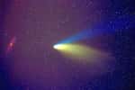La comète Hale-Bopp photographiée en 1997 lors de son passage près de la galaxie d'Andromède. © &nbsp;J. C. Casado, Apod (Nasa)