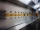 Des condensateurs localisés placés dans les murs d’une pièce pour générer un champ magnétique capable d’alimenter des appareils. © Université de Tokyo