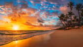 Une illusion d'optique peut donner l'impression de voir deux couchers de soleil simultanés. © ValentinValkov, Adobe Stock