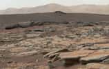 Cette mosaïque d'images de l'instrument Mast Camera (Mastcam), sur le rover Curiosity Mars de la Nasa, montre une série de dépôts sédimentaires dans la région de Glenelg du cratère Gale, d'un point de vue dans la baie de Yellowknife en regardant vers l'ouest-nord-ouest. Mastcam a pris les images de cette mosaïque lors du 188e jour martien de Curiosity sur Mars (14 février 2013). L'image a été équilibrée en blanc pour montrer à quoi ressembleraient les roches s'il y en avait sur Terre. © Nasa, JPL-Caltech, MSSS