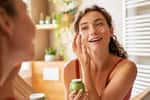 L'utilisation d'une crème hydratante pour son visage est un geste quotidien utile pour sa peau, encore faut-il savoir bien la choisir. © Rido, Adobe Stock 