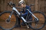 Le vélo électrique gravel Crow pèse moins de 11 kg une voit le module batterie-moteur retiré. © Crow Bicycles