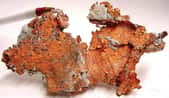 Le cuivre est l'un des rares métaux à se trouver naturellement dans la nature. Il a alors une couleur rouge ou orangée. Lorsqu'il s'oxyde, il donne ensuite du vert-de-gris. Le phénomène s'observe sur de nombreuses statues. © U.S. Geological Survey, Flickr, CC by 2.0