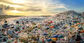 Des montagnes de déchets s’amoncellent dans le monde. Il y a urgence. © Mohamed Abdulraheem, Shutterstock
