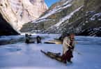 Le « Tchadar » est le nom que l’on donne au fleuve, gelé quelques semaines par an, unique lien en hiver entre la vallée du Zanskar et le reste du monde. Suivant l’état de la glace, une semaine de marche est nécessaire pour relier le Zanskar au Ladakh.Chaque hiver, des hommes le parcourent, portant du bois vers leurs villages respectifs. © Erik Lapied, tous droits réservés 