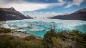 La particularité du glacier Perito Moreno (Argentine), c’est qu’il détache, par vêlage, d’immenses blocs de glace dans le lac Argentino. Et ce, extrêmement régulièrement. Un spectacle impressionnant. D’autant que la hauteur de glace émergée qui apparait au visiteur est de pas moins de 74 mètres.L’autre caractéristique intéressante à signaler du glacier Perito Moreno, c’est qu’il ne semble pas reculer devant le réchauffement climatique. Lorsque son front traverse le lac Argentino, il forme un barrage naturel. Qui finit par exploser. Un phénomène que l’on appelle « rupture du glacier » qui se produit à une fréquence d’une année à une décennie. © Mampu, Pixabay, DP