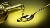 Les huiles alimentaires offrent une grande diversité, allant de l’huile d’olive à l’huile de colza, en passant par l’huile de noix ou de tournesol. Riches en acides gras essentiels, elles participent au bon fonctionnement du cœur, du cerveau et du système immunitaire. Certaines sont également sources de vitamines A, D et E. Varier les huiles permet de bénéficier d’un équilibre nutritionnel optimal. Elles jouent aussi un rôle important en cuisine, en rehaussant les saveurs des plats.© Popout, Adobe stock 