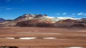 L’Atacama, un désert chilien aux différentes teintes. Le désert d’Atacama, aux confins de l’Argentine, de la Bolivie et du Chili, est l’un des plus extraordinaires au monde. Aride, on peut y voir des paysages martiens avec, au milieu, une étendue d’eau et de sel qui fait le bonheur de la rare faune qui subsiste. © Rémy Decourt, Futura-Sciences