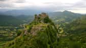 Le château de Roquefixade, ancré dans la roche. Le nom du château de Roquefixade (Ariège), qui signifie littéralement « roche fissurée », évoque l'énorme entaille naturelle comblée par la construction d'une arche de pierre. La forteresse a servi de refuge et de lieu de résistance pour les albigeois (cathares) au XIIe siècle. Altitude : 919 mètres. © Sean Perry, Flickr, CC by-nc-nd 2.0