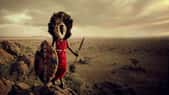 Les Massaïs - Tanzanie. Être né Massaï, c'est appartenir à l'une des dernières grandes cultures guerrières au monde. Tout petit, le jeune Massaï doit apprendre les pratiques culturelles, les lois coutumières et les responsabilités qu'il devra assumer à l'âge adulte. Ils sont célèbres pour l'aduma, une danse durant laquelle les jeunes hommes exécutent les pieds joints de grands bonds pour démontrer leur force et vigueur en tant que guerriers. Nomades, ils suivent le régime des précipitations en quête de nourriture et d'eau pour leurs troupeaux. La richesse, chez eux, se mesure à la taille du cheptel et au nombre d'enfants. Ils vivent dans des huttes appelées kraal ou boma, construites en semi-dur à partir de boue, branches, herbes et bouse de vache. Ils portent de nombreux bijoux aux bras, pieds, cou et les femmes se rasent le crâne et se font arracher deux incisives sur la mâchoire inférieure. © Jimmy Nelson. Tous droits réservés
