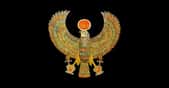 Le pectoral du pharaon, l'un des joyaux retrouvés au plus près de la momie. Ce bijou est un ornement vestimentaire ou corporel, orné de pierres semi-précieuses, turquoise, cornaline, lapis-lazuli, et de pâte de verre multicolore. Comme son nom l’indique, ce bijou pectoral se place sur le thorax, considéré chez les civilisations anciennes comme le siège de l’âme. Porté à cet endroit, il est supposé assurer la protection magique ou divine, en l’occurrence, ici, celle du&nbsp;dieu Horus. Le faucon représente le dieu Horus, portant le disque solaire et déployant ses ailes en signe de souveraineté. Dans ses griffes, des attributs des dieux égyptiens, la croix Ânkh, signe de vie, et l’anneau Shen, signe d’éternité. Ce pectoral fait partie de 143 bijoux retrouvés, enfouis dans les bandelettes entourant la momie. ©&nbsp;Jean-Pierre Dalbéra, Flickr, &nbsp;CC by 2.0