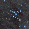 Cette nouvelle image, obtenue par l'imageur à grand champ qui équipe le télescope MPG/Eso de 2,2 mètres installé à l'observatoire de La Silla de l'Eso au Chili, montre l'amas ouvert Messier 7, également noté NGC 6475. Très brillant, il peut être aisément repéré à l'œil nu dans la direction de la queue de la constellation du Scorpion. Il s'agit de l'un des amas stellaires ouverts les plus vastes du ciel. À ce titre, il constitue un objet de recherche particulièrement important. © Eso