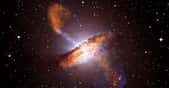 Centaurus A nous montre une vue spectaculaire d'un trou noir.&nbsp;©&nbsp;ESO/WFI&nbsp;-&nbsp;MPIfR/ESO/APEX/A.Weiss -&nbsp;NASA/CXC/CfA/R.Kraft et al. - CC BY 4.0