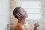 Douches matinales vs nocturnes : ce que la science dit vraiment. © FG-Trade, iStock