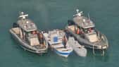 Le semi-submersible sans pilote, coincé entre des navires militaires au large des côtes du parc national de Tayrona, près de Santa Marta. © Colombian Navy Press Office, AFP