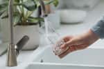 Les concentrations de nitrates dans notre eau potable constituent une menace pour la santé des bébés à naître. © New Africa, Adobe Stock