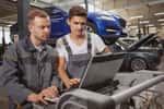 L'électricien automobile, appelé aussi électronicien, s'occupe de toute l'électronique embarquée dans les voitures. Il travaille en collaboration avec le mécanicien automobile, qui lui s'occupe du remplacement des pièces purement mécaniques des véhicules. © Ihor, Adobe Stock.