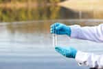 L'eau des lacs de France est largement polluée par des substances chimiques néfastes pour la santé. © Sanhanat, Adobe Stock
