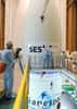 La traditionnelle pose des logos des satellites sur la coiffe du lanceur a lieu ici sur celle d’une Ariane 5 ECA. Elle mettra en orbite deux satellites de télécommunications. © Esa, Cnes, Arianespace, service optique CSG