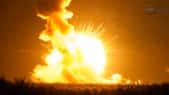 En retombant sur le pas de tir, le lanceur Antares a provoqué une seconde explosion. © Nasa TV