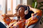 Selon une étude récente de chercheurs canadiens, écouter son morceau préféré pourrait être aussi efficace qu'un médicament analgésique. © Ttonaorh, Adobe Stock