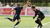 L'attaquant français Frédéric Villeroux tente de marquer contre le gardien français Alessandro Bartolomucci lors d'un entraînement public de l'équipe de France de football à 5 pour aveugles au stade Georges Carpentier à Lens, le 14 août 2024. © François Lo Presti, AFP