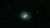 SDSS J094700.08 + 254045.7 est l’une des plus grandes et des plus brillantes super spirales. Le disque étoilé et les bras spiraux de la méga galaxie s'étendent sur environ 320.000 années-lumière, soit plus de trois fois la largeur de la Voie lactée. © SDSS