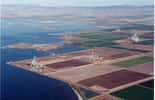 Plusieurs installations géothermiques exploitent la chaleur des profondeurs de la Terre le long du rivage sud-est de la mer de Salton. © Center for Land Use Interpretation