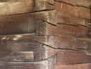 L'assemblage en queue d'aronde est composé de deux pièces de bois taillées en forme de queue d'hirondelle. Sur la photo, on peut observer les pièces de bois, en forme de trapèze rappelant la queue d'une hirondelle. © Dumitru Rotari, CC BY 2.5, Wikimedia Commons