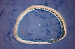Nukuoro est un atoll micronésien. Grossièrement circulaire, il possède un récif barrière quasiment ininterrompu. Il se compose de 46 îles et recouvre en tout une surface de 1,76 km2. © Nasa