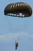 Le parachute doit avoir une voilure dont la dimension est calculée avec précision dans le but de résister au choc de l'ouverture. © Nuno Tavares, CC BY-SA 3.0, Wikimédia Commons